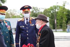 В честь Дня Победы в столице Кубани возложили венки и цветы к мемориалу «Вечный огонь»