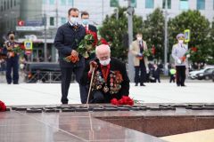 В честь Дня Победы в столице Кубани возложили венки и цветы к мемориалу «Вечный огонь»